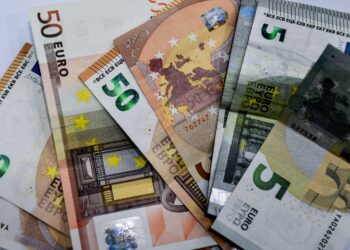 ΑΑΔΕ: Τι ισχύει για δωρεές, χαρτζιλίκια και μεταφορές χρημάτων μεταξύ συγγενών