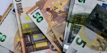 ΑΑΔΕ: Τι ισχύει για δωρεές, χαρτζιλίκια και μεταφορές χρημάτων μεταξύ συγγενών
