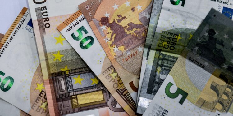 ΑΑΔΕ: Τι ισχύει για δωρεές, χαρτζιλίκια και μεταφορές χρημάτων μεταξύ συγγενών