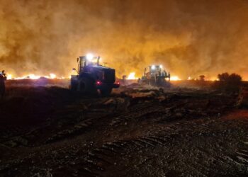Μάχη με πολλαπλά πύρινα μέτωπα στη Δυτική Αττική – Ανεξέλεγκτες οι φλόγες σε Μέγαρα και Άγιο Νεκτάριο