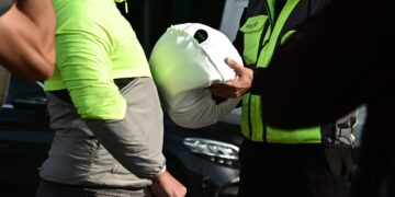 «Μηδενική ανοχή στη μη χρήση κράνους» - Πάνω από 2.950 παραβάσεις βεβαιώθηκαν την 61η εβδομάδα της εκστρατείας - ertnews.gr
