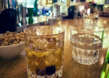 Αλκοόλ και ανήλικοι: «Από την πρώτη σταγόνα υπάρχουν αρνητικές επιδράσεις, η χρήση από μικρή ηλικία αυξάνει την τάση για εξαρτήσεις» λέει ο Θωμαΐδης στο ΕΡΤnews
