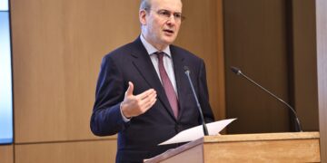 K. Χατζηδάκης: «Δεν έτυχε… πέτυχε» – Στα 5,3 δισ. ευρώ το Κοινωνικό Κλιματικό Ταμείο, νέο «Εξοικονομώ» για 62.000 κατοικίες