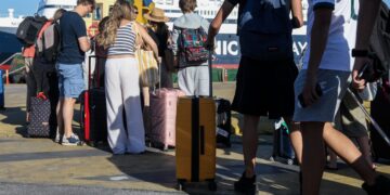 Αυξημένη κίνηση στα λιμάνια της Αττικής – Περισσότεροι επιστρέφουν, αρκετοί συνεχίζουν τις διακοπές - ertnews.gr
