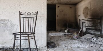 Yλικά πρώτης ανάγκη μοίρασαν σε Μάνδρα και Μέγαρα κλιμάκια της ΓΣΕΕ και του Εργατικού Κέντρου Ελευσίνας και Δυτικής Αττικής - ertnews.gr