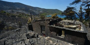 Η επόμενη μέρα στη Δυτική Αττική: Κατεστραμμένα σπίτια και αυτοψίες - Τη Δευτέρα ξεκινούν οι αιτήσεις για τις πρώτες αποζημιώσεις - ertnews.gr
