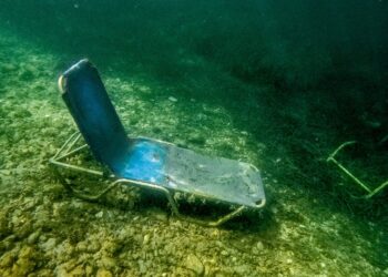 Σκουπίδια στον βυθό της Κέρκυρας: Ξαπλώστρες, ομπρέλες και ποδήλατα σε βάθος μόλις 5 μέτρων - ertnews.gr