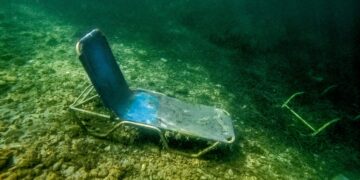 Σκουπίδια στον βυθό της Κέρκυρας: Ξαπλώστρες, ομπρέλες και ποδήλατα σε βάθος μόλις 5 μέτρων - ertnews.gr