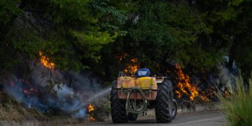 Σε ύφεση η φωτιά στο Μουζάκι Ηλείας - Μάχη με τις διάσπαρτες εστίες - ertnews.gr