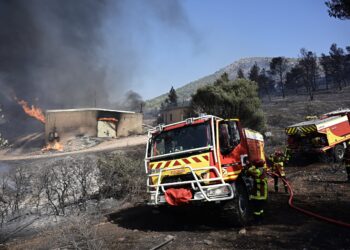 Κουβαράς: Βελτιωμένη η εικόνα από την πυρκαγιά, παραμένουν καπνογόνα σημεία - Προβληματίζουν οι ισχυροί άνεμοι - ertnews.gr
