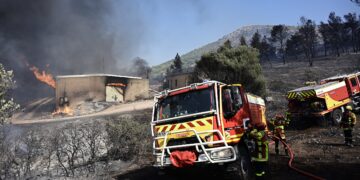 Κουβαράς: Βελτιωμένη η εικόνα από την πυρκαγιά, παραμένουν καπνογόνα σημεία - Προβληματίζουν οι ισχυροί άνεμοι - ertnews.gr