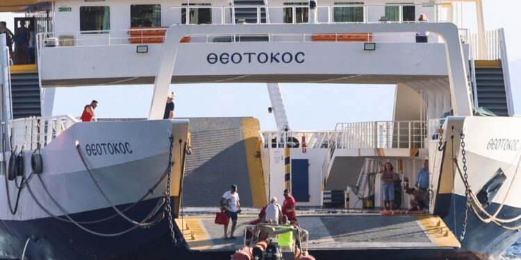 Φωτιά στη Σαλαμίνα: Απεγκλωβίστηκαν 364 άτομα από Σατερλί και Κολώνες - ertnews.gr