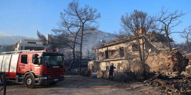 Φωτιά στη Σαλαμίνα: Το ΕΡΤnews στο σημείο της τραγωδίας, πώς εγκλωβίστηκε το ηλικιωμένο ζευγάρι - Στις Αρχές καταγραφικό υλικό από την πυρκαγιά - ertnews.gr