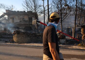 Φωτιά στη Σαλαμίνα: Στο Θριάσιο δύο εγκαυματίες, ξεκινούν οι αυτοψίες - Τι εξετάζουν οι Αρχές - ertnews.gr