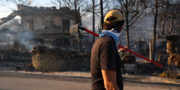 Φωτιά στη Σαλαμίνα: Στο Θριάσιο δύο εγκαυματίες, ξεκινούν οι αυτοψίες - Τι εξετάζουν οι Αρχές - ertnews.gr