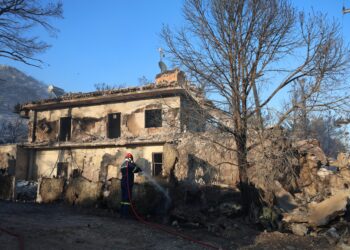 Σαλαμίνα: Ξεκινούν οι αυτοψίες στα καμένα σπίτια - Σε εξέλιξη οι έρευνες τα αίτια της φονικής πυρκαγιάς - ertnews.gr