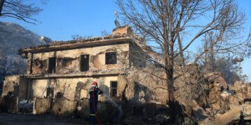 Σαλαμίνα: Ξεκινούν οι αυτοψίες στα καμένα σπίτια - Σε εξέλιξη οι έρευνες τα αίτια της φονικής πυρκαγιάς - ertnews.gr
