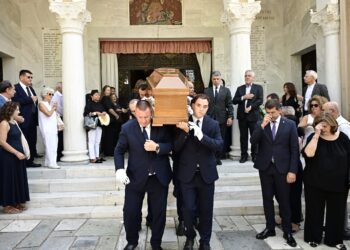 Συγγενείς, φίλοι και πολιτικοί αποχαιρέτησαν τον Στέφανο Μάνο στην Κηφισιά - ertnews.gr