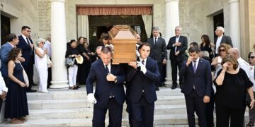 Συγγενείς, φίλοι και πολιτικοί αποχαιρέτησαν τον Στέφανο Μάνο στην Κηφισιά - ertnews.gr