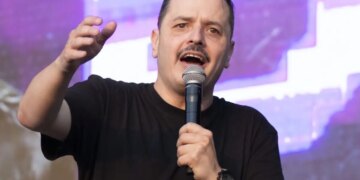 Αλέξανδρος Τσουβέλας: «Αυτομαστιγώνομαι, ακόμα και όταν με ξεγελούν τα ρίχνω στον εαυτό μου»