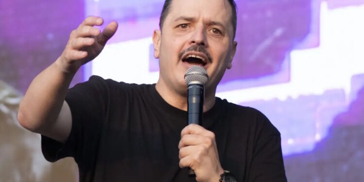 Αλέξανδρος Τσουβέλας: «Αυτομαστιγώνομαι, ακόμα και όταν με ξεγελούν τα ρίχνω στον εαυτό μου»