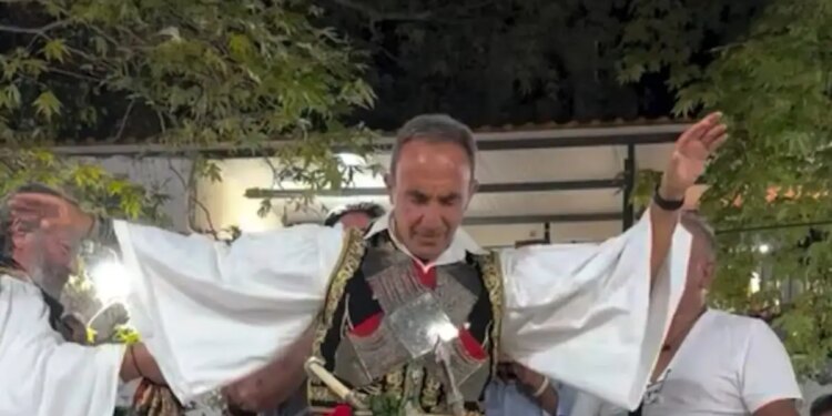 Ο Νίκος Αλιάγας χόρεψε με φουστανέλα σε πανηγύρι στη Σταμνά Μεσολογγίου και γνώρισε την αποθέωση