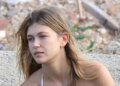 Η Κλέλια Ανδριολάτου ποζάρει με μαγιό στον ποταμό Αχέροντα και κάνει κατακόρυφο στις όχθες του