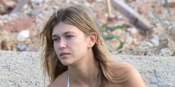 Η Κλέλια Ανδριολάτου ποζάρει με μαγιό στον ποταμό Αχέροντα και κάνει κατακόρυφο στις όχθες του