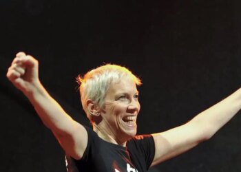 Άνι Λένοξ για Ντόλι Πάρτον: Ήταν τόσο επιβλητική που μπορούσε να γεμίσει 10 στάδια ποδοσφαίρου