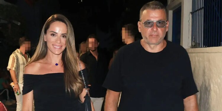 Γιώργος Λιάγκας - Μαρία Αντωνά: Χαμογελαστοί ποζάρουν σε εστιατόριο της Μυκόνου