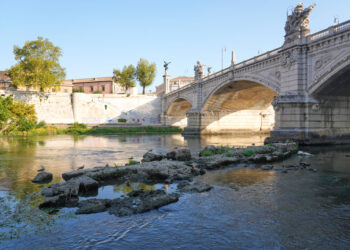 Ρώμη: Γέφυρα του Νέρωνα 2.000 ετών ξεπρόβαλε στον Τίβερη – Σε ιστορικό χαμηλό η στάθμη των νερών