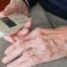 Τηλεφωνικές απάτες: Η ΕΛ.ΑΣ. προειδοποιεί για εξαπάτηση πολιτών με μίμηση φωνής μέσω AI