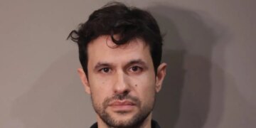 Ο Ορφέας Αυγουστίδης αγκαλιά με τη νεογέννητη κόρη του στο μαιευτήριο