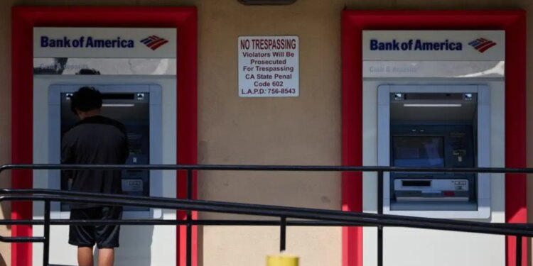 Bank of America: Η Gen Z καταναλώνει περισσότερο και αποταμιεύει λιγότερο