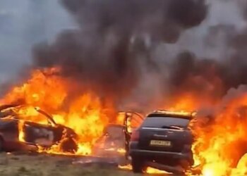 Βρετανία: Χάος στο Μίντλεσμπρο μετά το τροχαίο με 7 νεκρούς - Κουκουλοφόροι πυρπολούν αυτοκίνητα, φόβοι για πόλεμο συμμοριών και αιματοκύλισμα