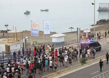 Θέουτα: Πώς 60.000 μετανάστες από το Μαρόκο κατάφεραν να περάσουν σε έδαφος της ΕΕ - Μαθήματα κολύμβησης, στολές κατάδυσης και Google Maps