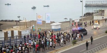 Θέουτα: Πώς 60.000 μετανάστες από το Μαρόκο κατάφεραν να περάσουν σε έδαφος της ΕΕ - Μαθήματα κολύμβησης, στολές κατάδυσης και Google Maps