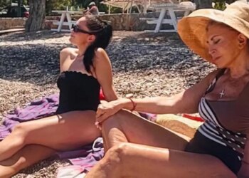 H Μιμή Ντενίση με την κόρη της, Μαριτίνα, στην παραλία