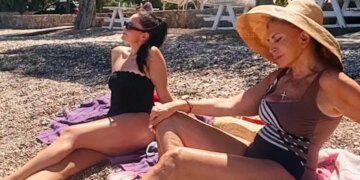 H Μιμή Ντενίση με την κόρη της, Μαριτίνα, στην παραλία