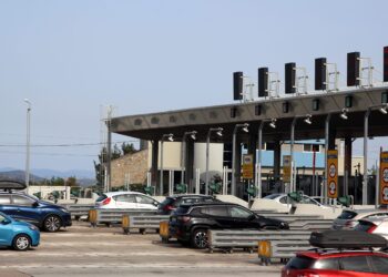 Επιστρέφει το μεγάλο κύμα των αδειούχων - Η εικόνα στα διόδια Ελευσίνας, Σιάτιστας, Πολύμυλου και Μαλγάρων - ertnews.gr