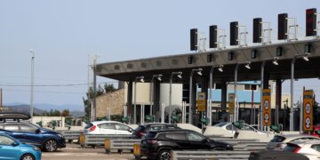 Επιστρέφει το μεγάλο κύμα των αδειούχων - Η εικόνα στα διόδια Ελευσίνας, Σιάτιστας, Πολύμυλου και Μαλγάρων - ertnews.gr