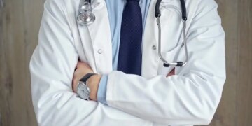 Daily Mail: Έλληνας γιατρός στη Βρετανία σε εξάμηνη αναστολή για σεξουαλική παρενόχληση συναδέλφου - Οι καταγγελίες και η υπερασπιστική του γραμμή