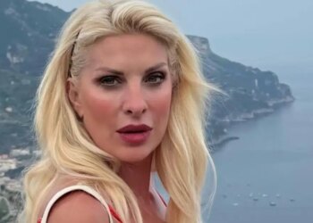 Η Ελένη Μενεγάκη με τον Μάκη Παντζόπουλο στην Κεφαλονιά: Επισκέφτηκε το εστιατόριο της Τασίας στο Φισκάρδο