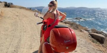 Η Ελεωνόρα Ζουγανέλη ποζάρει στο μηχανάκι της και ξεκαθαρίζει: «Είμαι χωρίς κράνος γιατί είμαι σταματημένη»