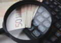 Τι σημαίνει πρακτικά η αύξηση του κατώτατου μισθού – Ποιοι θα ωφεληθούν περισσότερο, αναλυτικά παραδείγματα