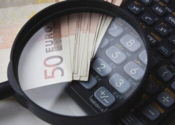 Τι σημαίνει πρακτικά η αύξηση του κατώτατου μισθού – Ποιοι θα ωφεληθούν περισσότερο, αναλυτικά παραδείγματα