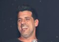Ο Θοδωρής Φέρρης τραγουδάει τον «Απρίλη» του Μίκη Θεοδωράκη, στις πρόβες για τη συναυλία στο θέατρο Λυκαβηττού