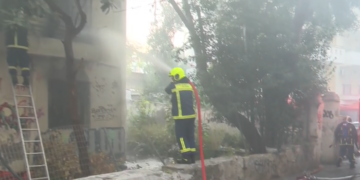 Θεσσαλονίκη: Φωτιά σε εγκαταλελειμμένο κτίριο στη Μελενίκου – Ισχυρές πυροσβεστικές δυνάμεις στο σημείο