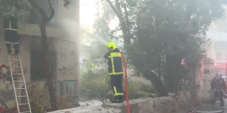 Θεσσαλονίκη: Φωτιά σε εγκαταλελειμμένο κτίριο στη Μελενίκου – Ισχυρές πυροσβεστικές δυνάμεις στο σημείο