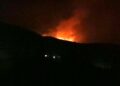 Σαλαμίνα: Ολονύχτια μάχη με τις αναζωπυρώσεις – Ισχυρές δυνάμεις παραμένουν στο σημείο